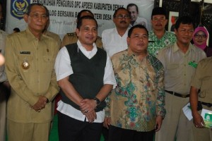 PASANG BADAN : Menteri Desa, PDT dan Trasmigrasi, Marwan Ja’far bersama Wakil Ketua Komisi VIII Fathan Subchi dan Bupati Demak Dachirin Said di Pendopo Kabupaten kemarin. (WAHIB PRIBADI/RADAR SEMARANG)