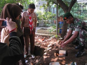 Babinsa Koramil 06/Cempaka Putih Serma Siswanto, sedang memberikan pelatihan pembinaan Kepramukaan Saka Wira Kartika di MAN 3 Jakarta, Senin (30/03).