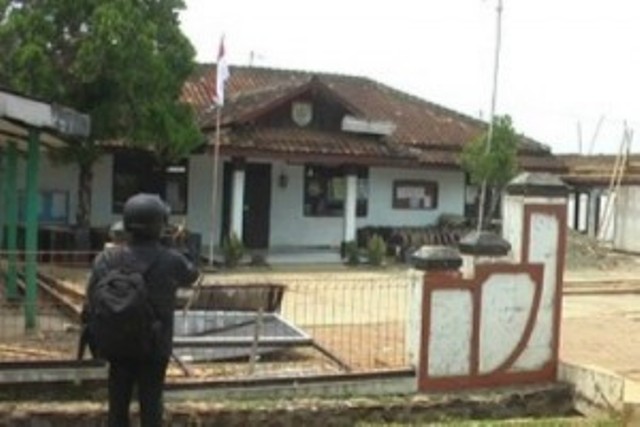 Tolak Pembangunan PLTU, Massa Rusak 2 Kantor Desa