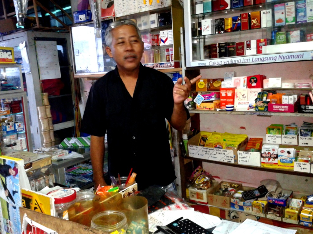 H. Yusuf Rintis Mini Market Di Desa Pesisir