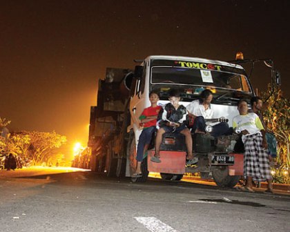 Tanpa “pemberitahuan” Warga, 7 Trailer angkut Besi di Sandera