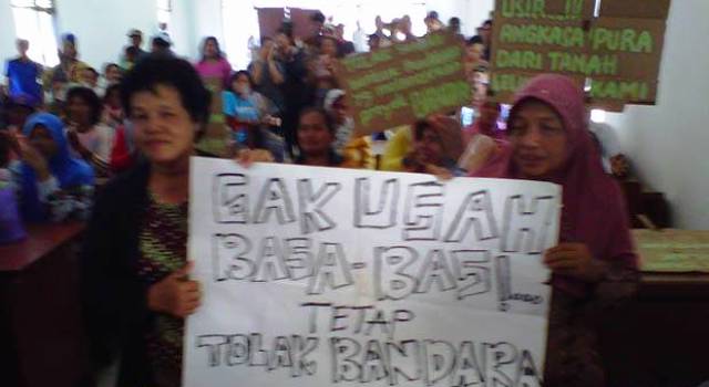 Warga Desa Tolak Bandara, Duduki Balai Desa