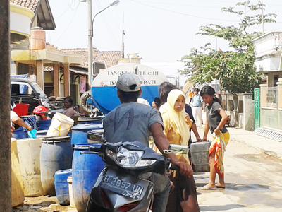 Air Bersih Bantuan Bakorwil I Pati Di Serbu Warga