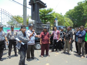 Demo LSM Demak Tuntut Singgih Mundur