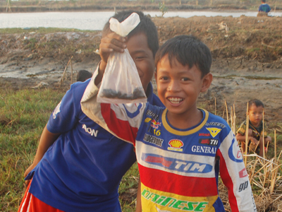 Serunya Anak Pesisir Berburu Jangkrik di Persawahan