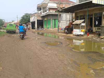 Hati-Hati Jika Hujan Jalan Raya Karangaji Licin