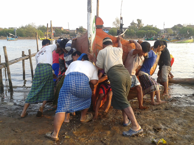 Inilah Gotong Royong Turunkan Perahu di Pesisir Demak