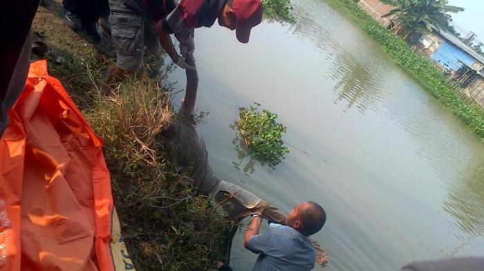 Mayat Mengapung di Sungai Jajar , Di Duga Orang Gila