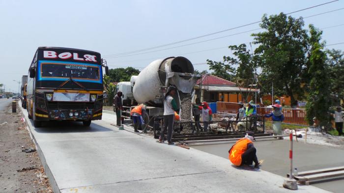 Woow !!! 100 Orang Kebut Pembetonan Jalan di Demak