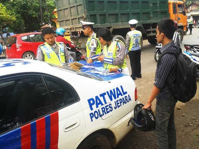 Operasi Zebra di Bunderan Pecangaan , Beberapa  Kendaraan Balik Takut Kena Tilang