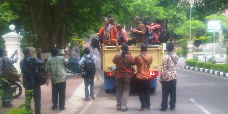 Kasihan , 50 Wartawan Pulang Menumpang Truk Boikot Liput Jokowi