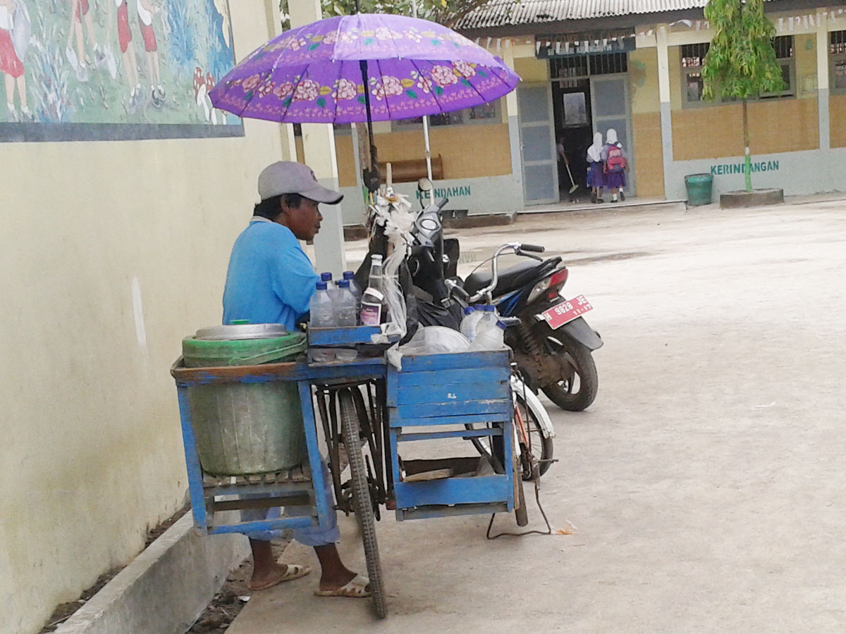 Kisah Pak Muhdi , Puluhan Tahun Jualan Keliling “ Ngonthel ” Sepeda