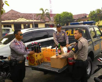 Ciptakan Kondusif di Bulan Ramadhan, Puluhan Botol Minuman “Dikukut” Petugas