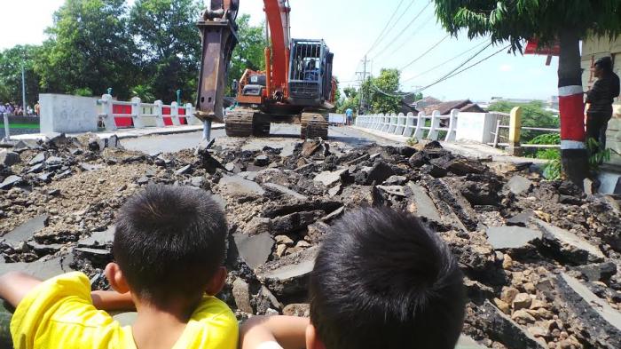 Jembatan Ploso Kudus Di Tutup, Ke Jepara Pemudik Cari Jalan Alternatif