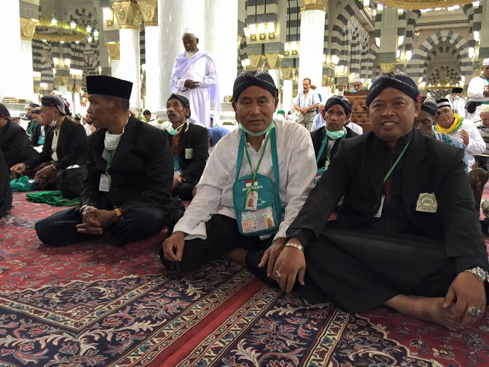 Unik !!!! Calon Haji Nusantara Jepara Pakai Blangkon di Masjid Nabawi