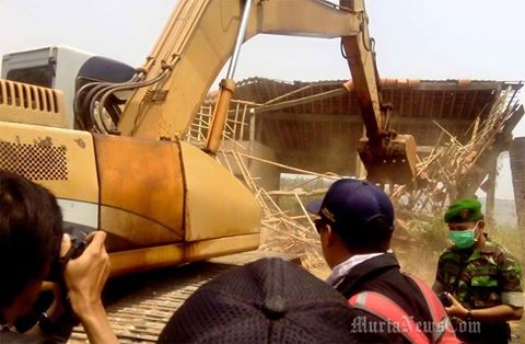 Warga Kecewa Hanya Tiga Bangunan Kosong di Pungkruk Yang Di Bongkar