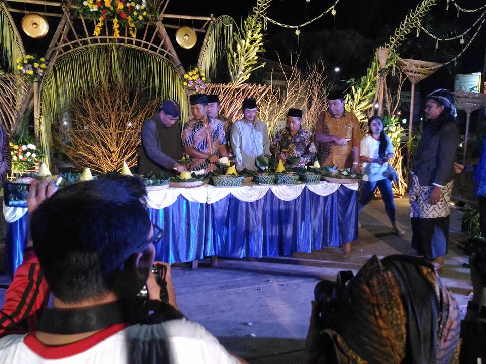 HUT Jepara , Selamatan Ratusan Tumpeng di Alon-alon Jepara