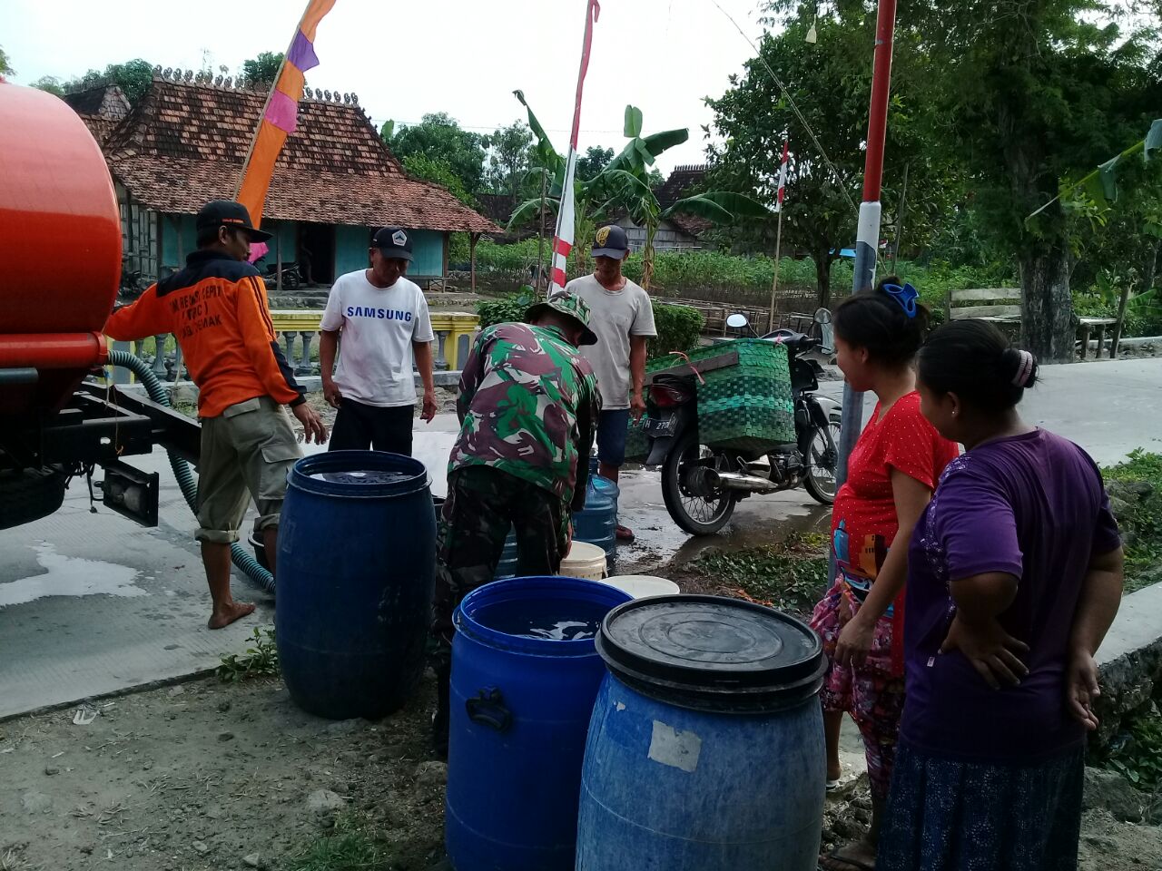 Tanggulangi Kekurangan Air Bersih  Kodim Demak Bersama BPBD Suplay ke Desa Bale Romo Dempet