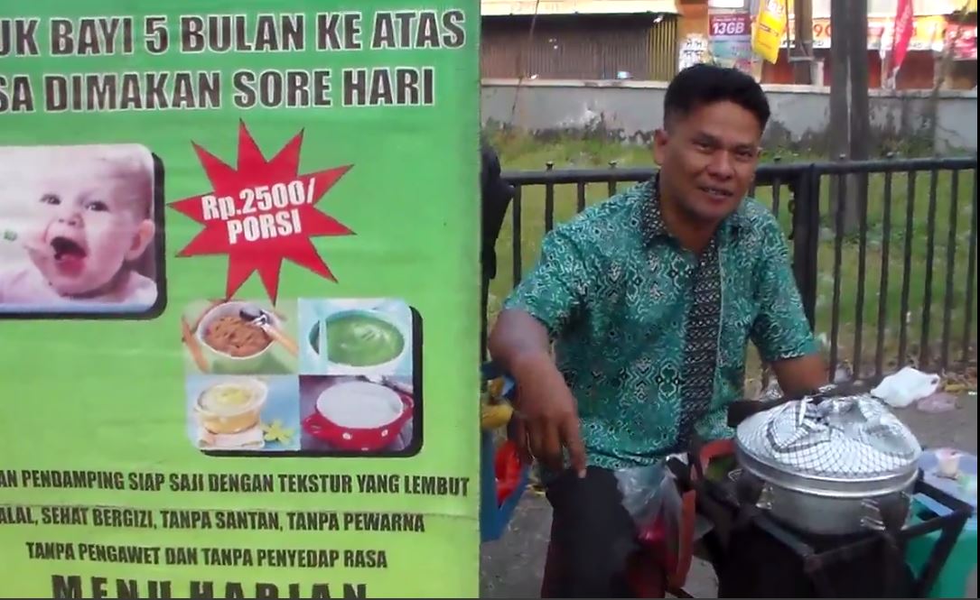 Pak Sunardi Sediakan Bubur Tim Bayi di Pertigaan Pecangaan