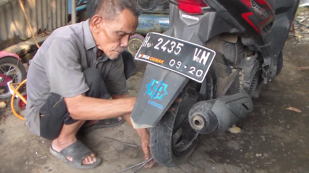 Mbah Dimyati , Tiga puluh Tahun Tekuni Bengkel Sepeda dan Tambal Ban