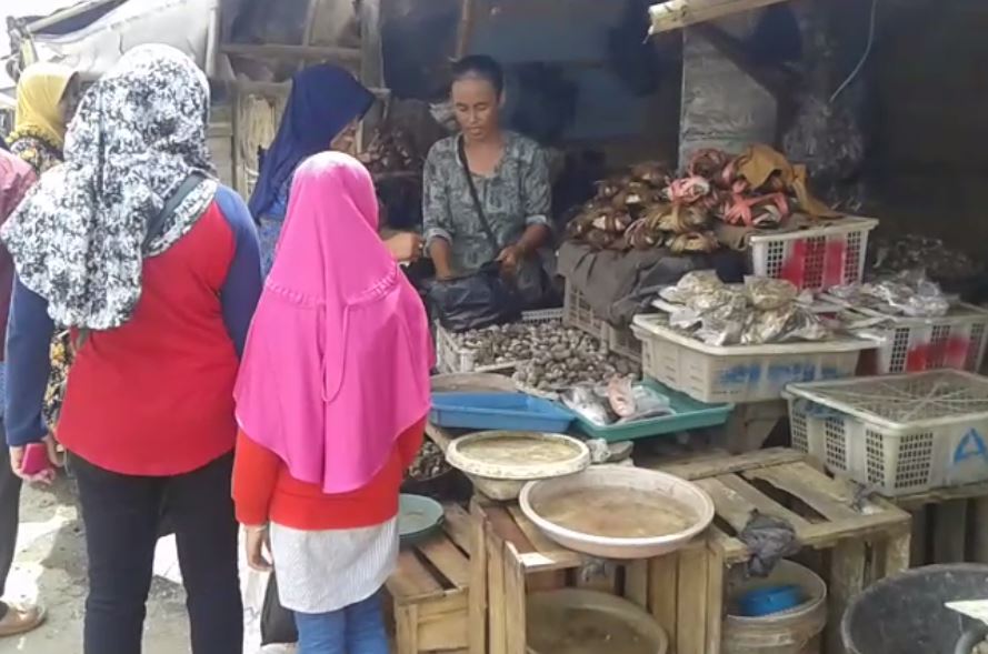 Ibu Ahwanah Puluhan tahun Berjualan   Hasil Laut Di Pasar Ikan Kedungmalang
