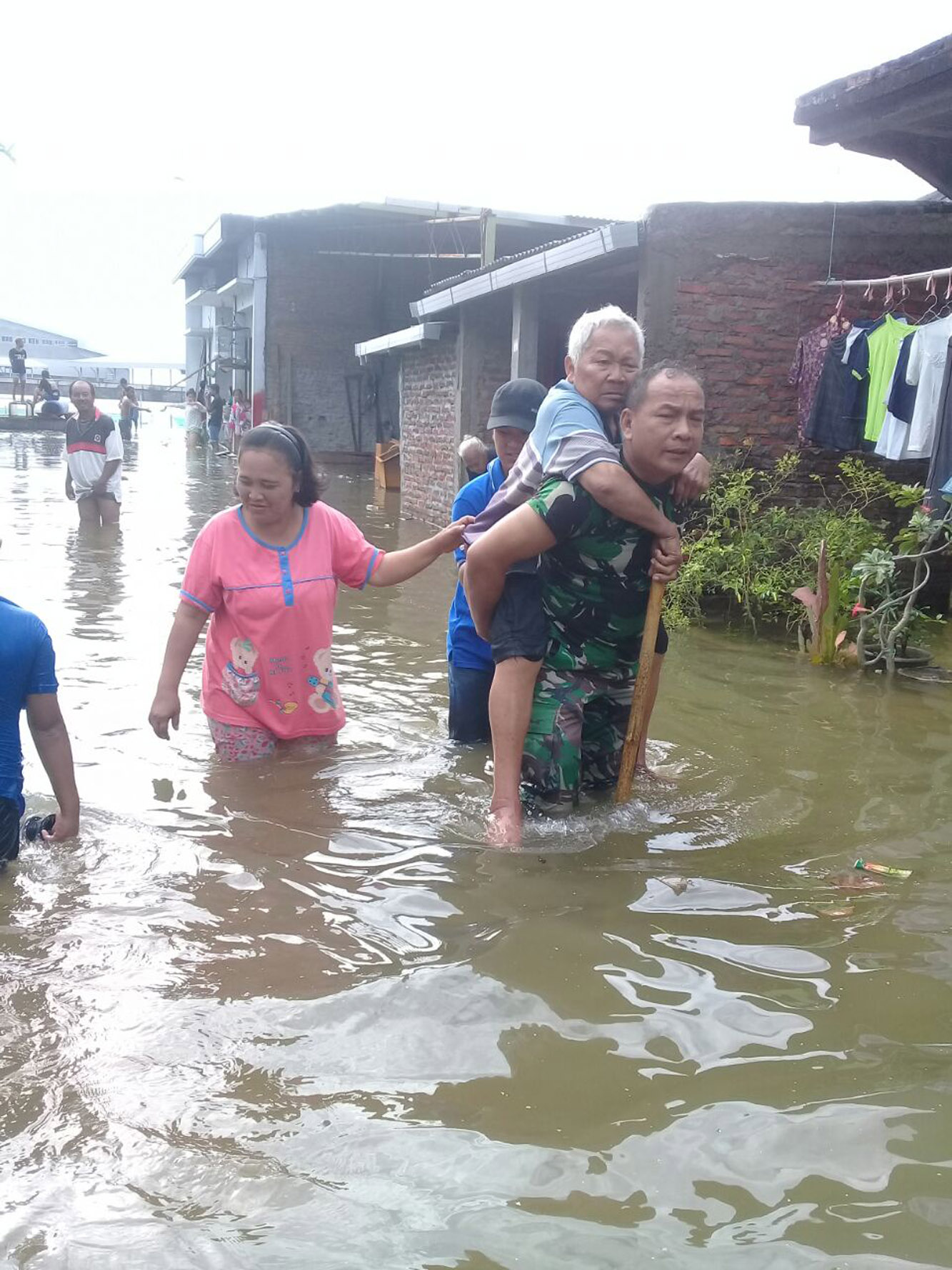 Inilah Cerita Babinsa Gendong Mbah Darkum Saat Evakuasi Bencana Banjir Sayung