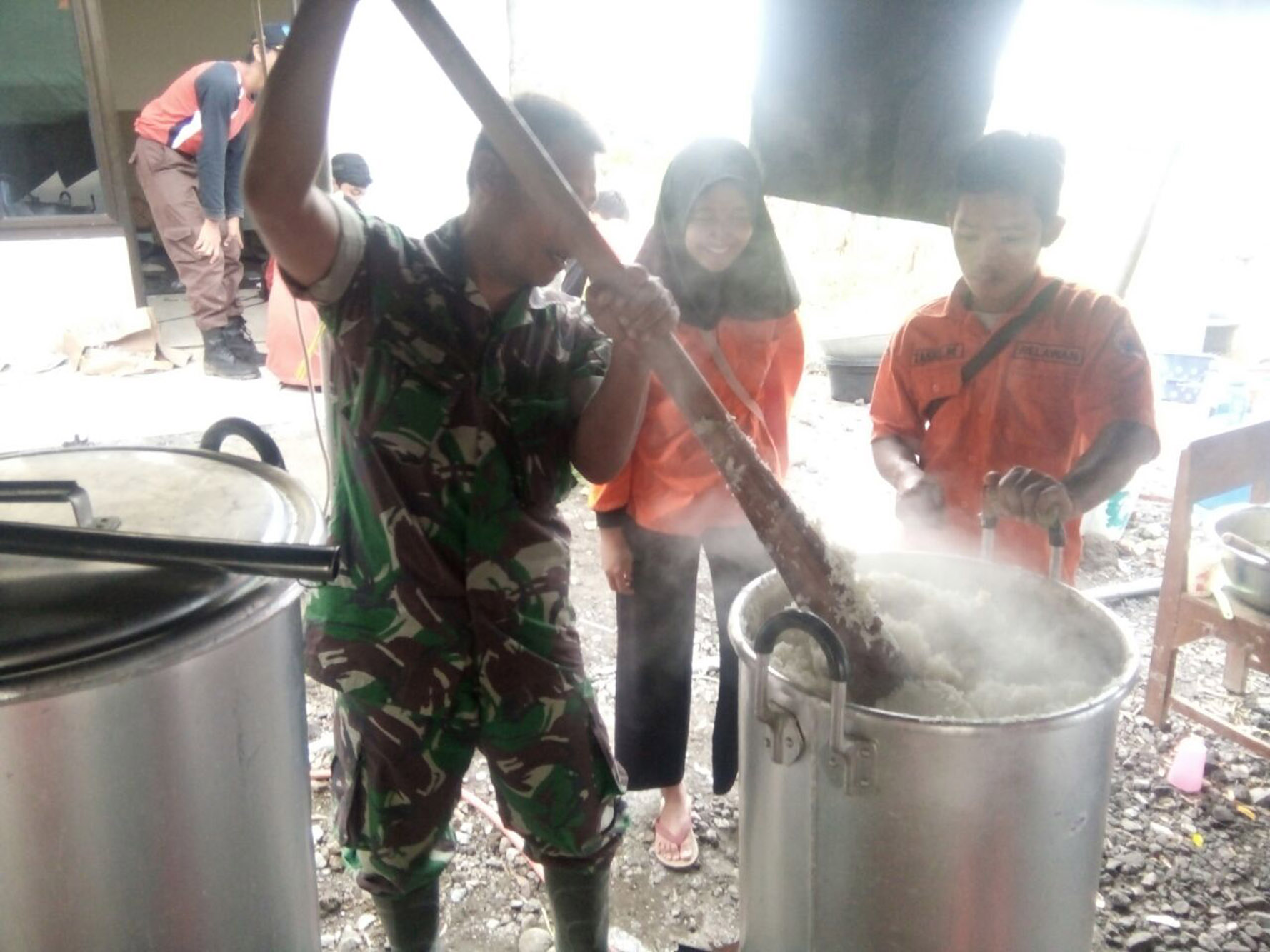 Danramil Sayungpun Turun   Ikut Memasak Untuk Korban Banjir Sayung