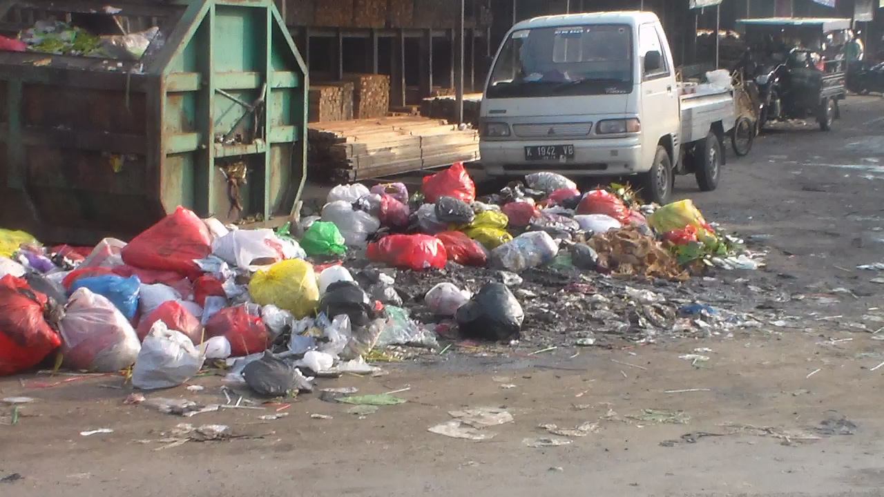 Memprihatinkan !!!!!! Tumpukan Sampah Di Belakang Pasar Pecangaan Ganggu Pengguna Jalan