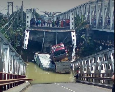 STOP PRESS,Jembatan Widang Tuban Ambruk, Arus Lalu Lintas Dialihkan