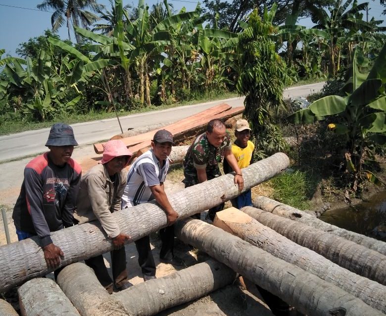 BABINSA SAYUNG Motori BANGUN JEMBATAN MENUJU MAKAM