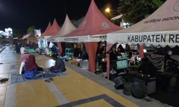 Jalan jalan , Nikmatnya Makan Malam di Alun- Alun Rembang
