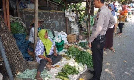 Atasi Kemacetan , Anggota Polsek Dempet Menghimbau Pedagang Agar Kembali Kedalam Pasar