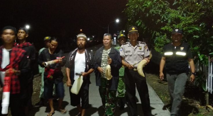 Di Kudus Pak Polisi Ikut “Tongtekan”  Bangunkan Warga Untuk Sahur