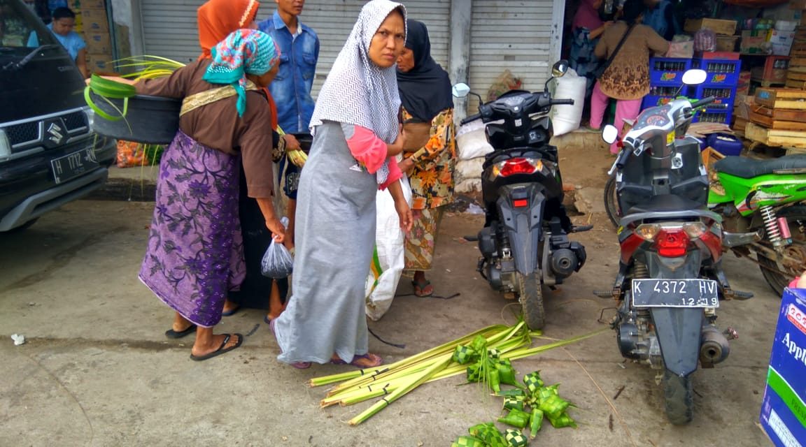 Tradisi Kupatan Membawa Berkah Pedagang Janur