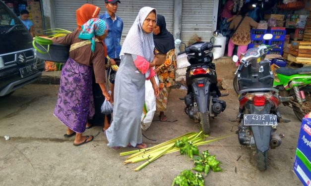 Tradisi Kupatan Membawa Berkah Pedagang Janur
