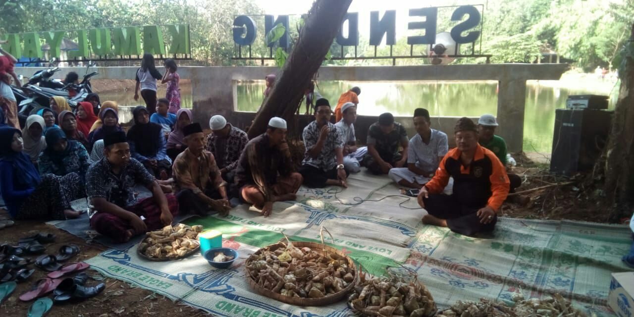 Bodo Kupat Di Sendang Kamulyan Gemulung Jepara  ,  Lepet Gratis Untuk Para Pengunjung