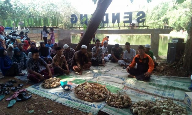 Bodo Kupat Di Sendang Kamulyan Gemulung Jepara  ,  Lepet Gratis Untuk Para Pengunjung