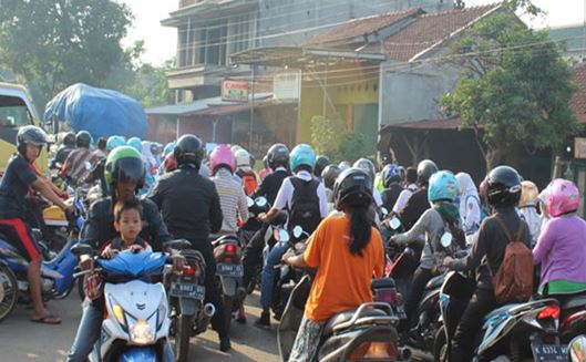 Prihatin Jalan Raya Mayong Jepara , Pagi Hari Langganan Macet