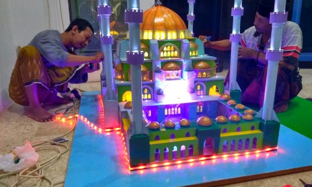 Tradisi Takbir Keliling di Demak , Arak Berbagai Miniatur dan Juga Patung