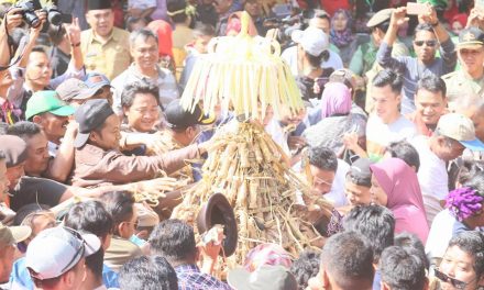 Rebutan Ketupat dan Lepat Atraksi menarik di Pesta Lomban Jepara 2018