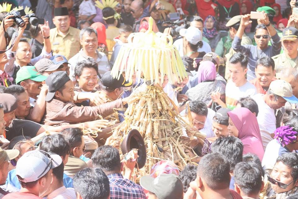 Rebutan Ketupat dan Lepat Atraksi menarik di Pesta Lomban Jepara 2018