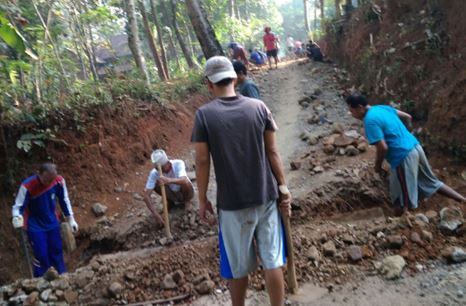 Waduh Nggak Nyangka!! Gotong Royong Di Desa Suwawal Barat  Jepara Kini   Masih  Terjaga