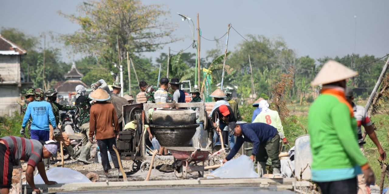 Warga Kebonsari Demak Tak Tinggal Diam ,  Gotong Royong Kerja Bakti  Bersama Satgas Tmmd Kodim Demak