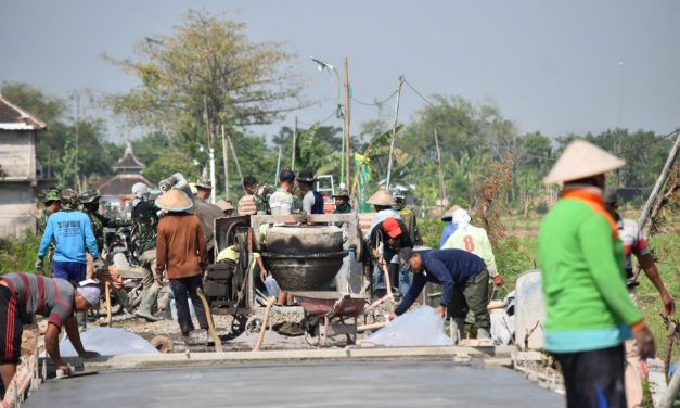 Warga Kebonsari Demak Tak Tinggal Diam ,  Gotong Royong Kerja Bakti  Bersama Satgas Tmmd Kodim Demak
