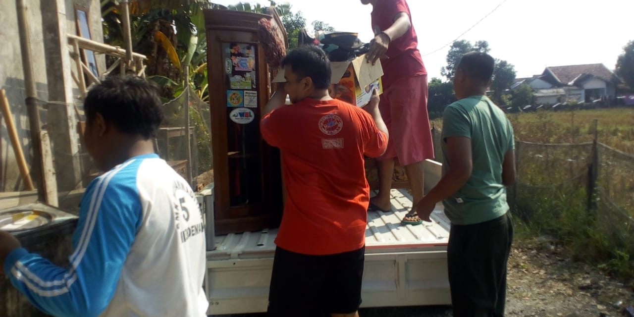 Anggota Polsek Mijen Pindahan Rumah, Babinsapun Turun Tangan