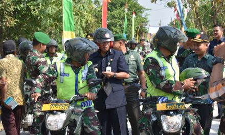 Bupati Demak Tinjau Betonisasi Jalan TMMD di Kebonsari  Naik Motor