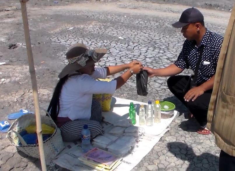 Garam Bleduk Kuwu Rasanya Lebih Enak , Bisa di Beli di Lokasi Semburan