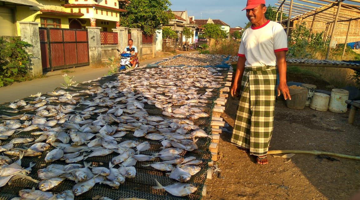 Pak Harto Petambak Garam Demak , “Nyambi” Usaha Pengeringan Ikan