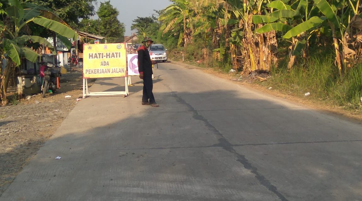 Hore !!!! Jalan Provinsi Kedungmalang – Pecangaan , di Betonisasi 1,2 Kilometer