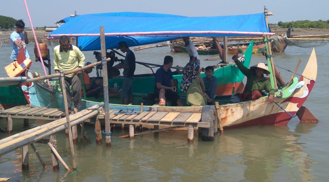 Asyiknya Naik Perahu Explore Keindahan pantai  dari Reduksi Kedungmutih Demak